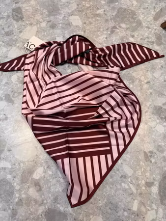 Elena triangel scarf rosa/vinröd randig