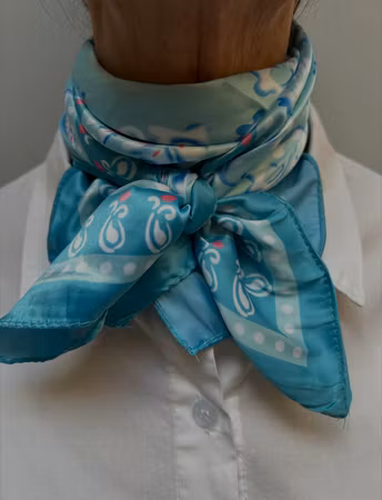 Scarf satin turkos mönstrad