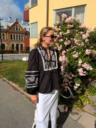 Emola blus svart med brodyr