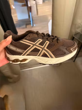 Sneakers trainers mörkbrun