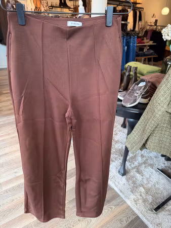Stretchiga finbyxor rakt ben brun