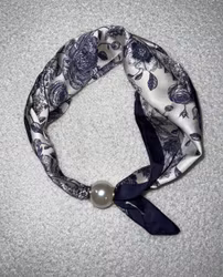Scarf magnet blue floral