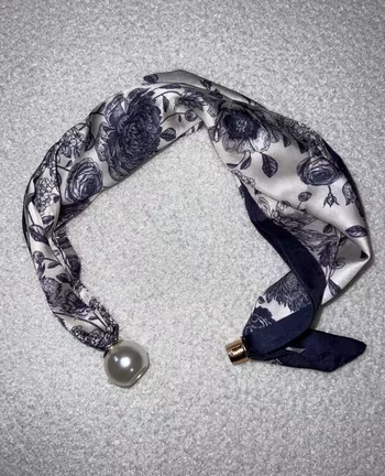 Scarf magnet blue floral