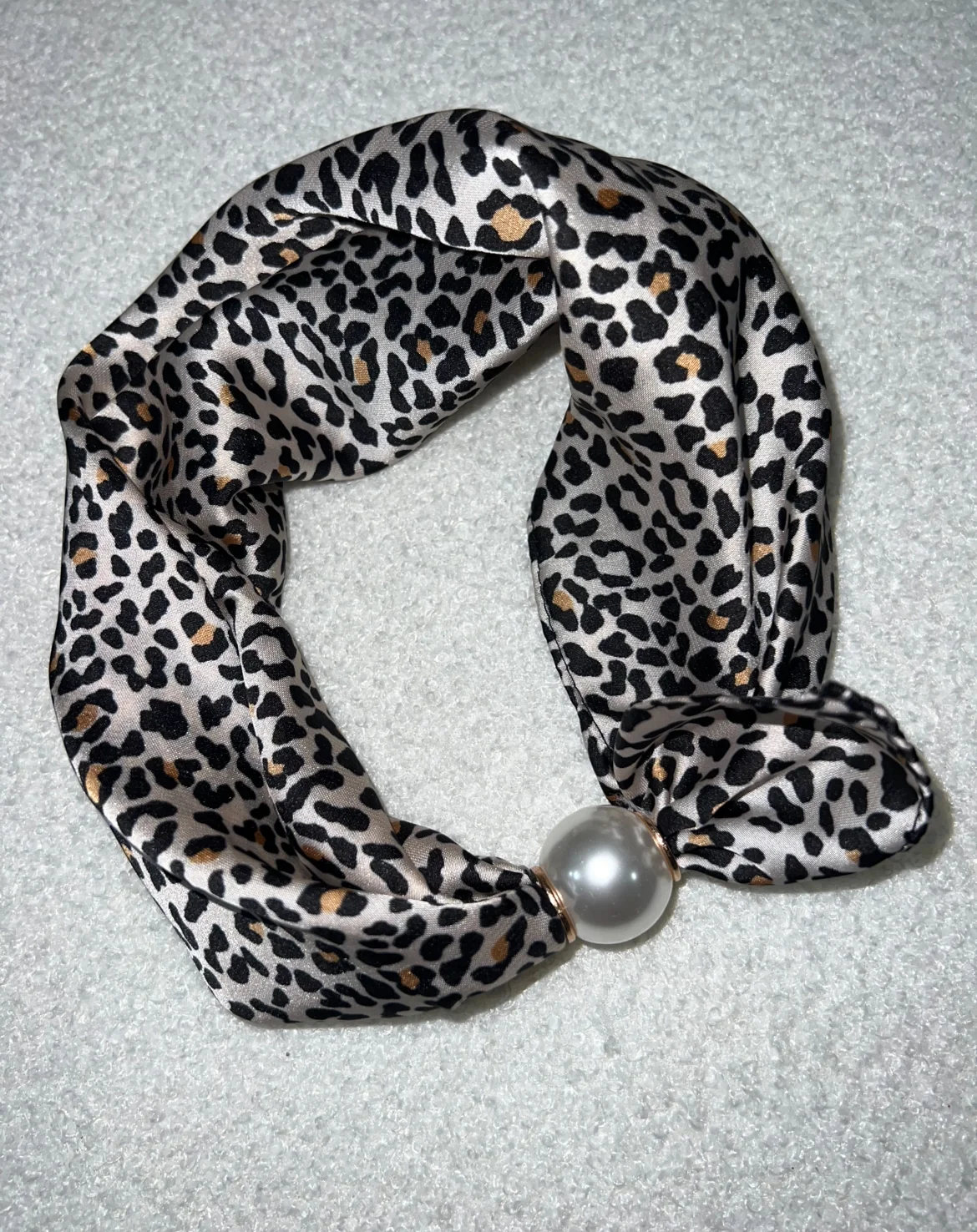 Scarf magnet leopard