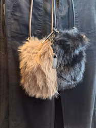 Faux fur mobilväska