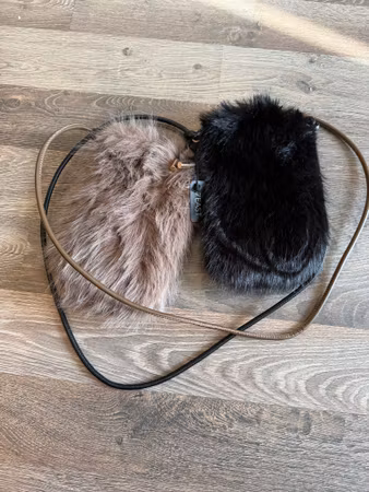 Faux fur mobilväska