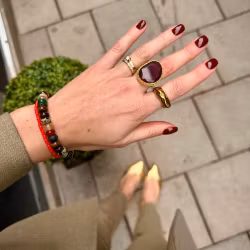 Omikron big ring vinröd guld