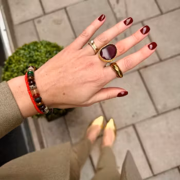 Omikron big ring vinröd guld