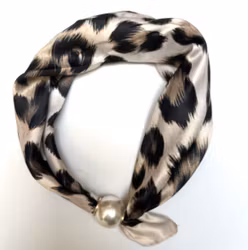 Scarf magnet Leo sand