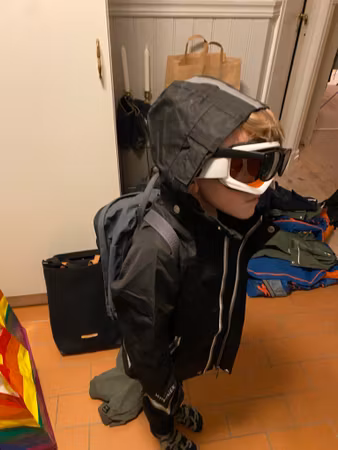 Barn med skidglasögon