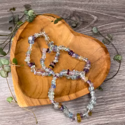 Regnbågsfluorit Chipsarmband