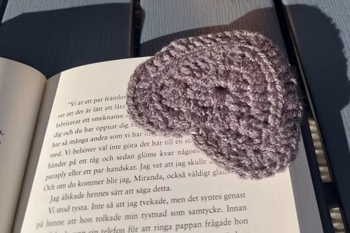 Virkat bokmärke hjärta