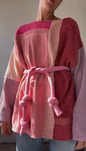 Sweatshirt with belt