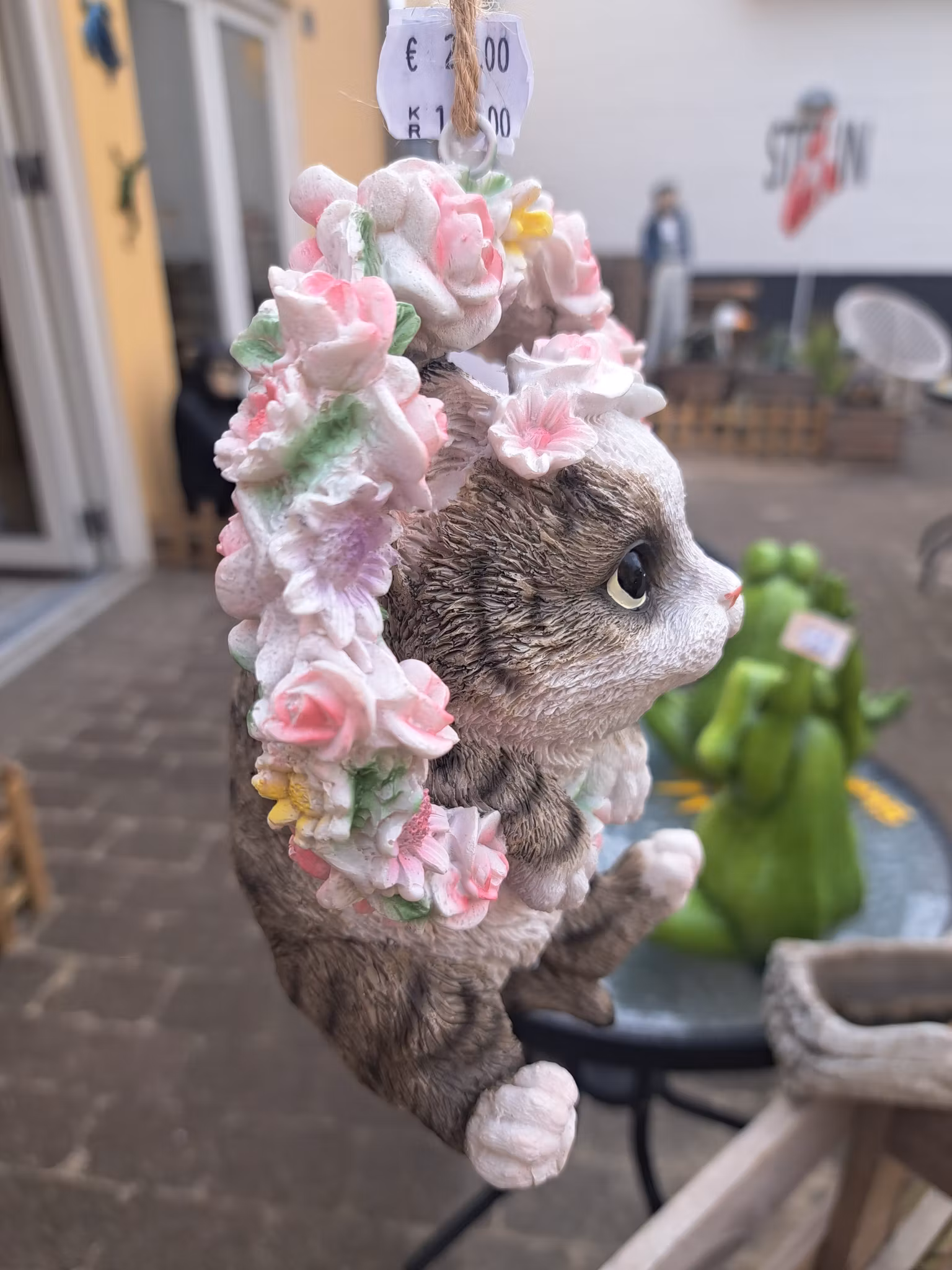 Blomsterkrans med kat