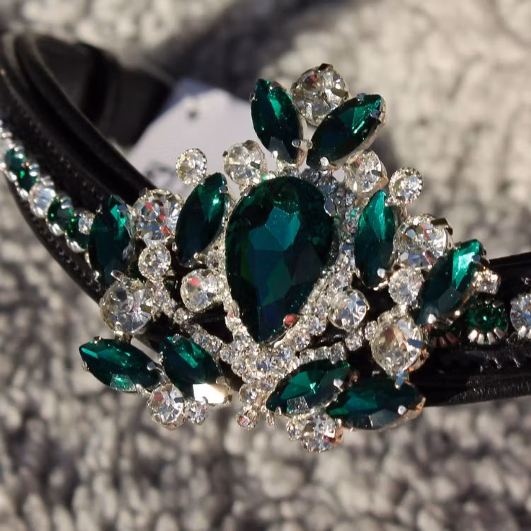 Pannband h&auml;st - svart l&auml;der inf&auml;lld gr&ouml;n strass med brosch