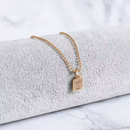 Guldpläterat Halsband Med Berlock - AD Logo