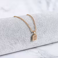 Guldpläterat Halsband Med Berlock - AD Logo
