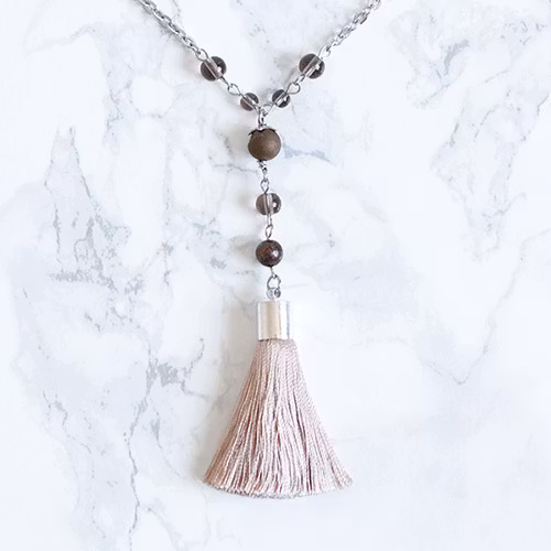 Långt Halsband Med Beige Tofs - Stillheten R