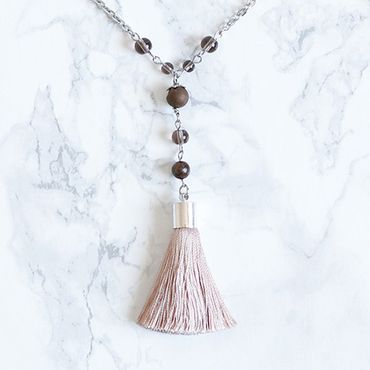 Långt Halsband Med Beige Tofs - Stillheten R