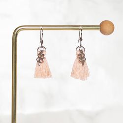 Rosa Örhängen Med Tofsar - Tryggheten S