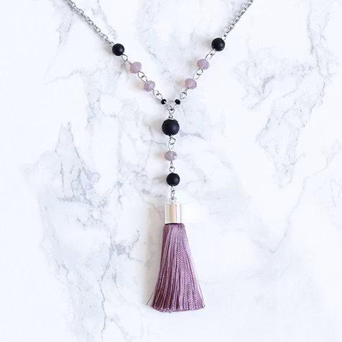 Halsband Med Lila Tofs Och Pärlor - Sagan P
