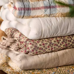 Quilt naturfarvet m/grå, gule og orange vinranker