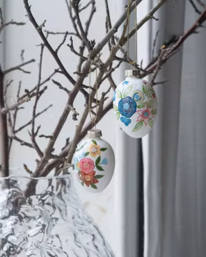 Påskeæg med blomst i glas