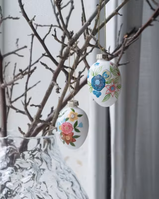 Påskeæg med blomst i glas