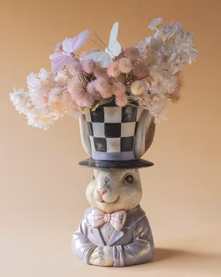 Velklædt kanin med hat