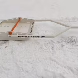 Spårdragare Nordic Ski Groomer