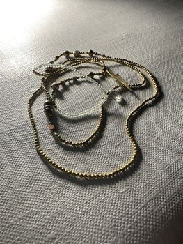 ”Halsband” blandade nyanser koppar brons silver med fantastiska glittrande grå glaspärlor med en blixt  94 cm