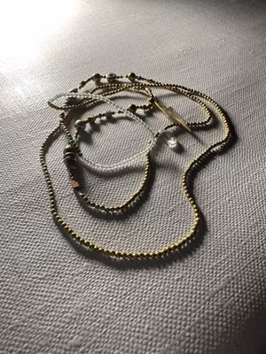 ”Halsband” blandade nyanser koppar brons silver med fantastiska glittrande grå glaspärlor med en blixt  94 cm