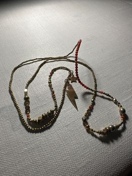 ”Halsband” korallpärlor med silver och bronspärlor. Med blixt och stjärna . 82 cm nickelfria och handgjorda .