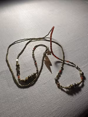 ”Halsband” korallpärlor med silver och bronspärlor. Med blixt och stjärna . 82 cm nickelfria och handgjorda .