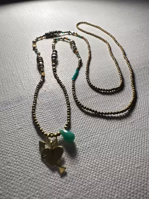 Handgjorda halsband nickelfria. 90 cm. Gröna pärlor blandat med brons, koppar och silver . Med ett hjärta