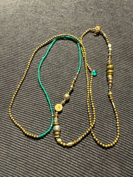 Halsband vackra gulgröna stenpärlor med brons och silver metall pärlor. Med  brons döskalle  och en mini grön pärla 78cm