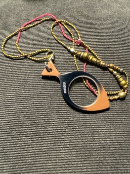 ”Halsband” med  svagt lila glas pärlor och med  brons färgade pärlor  78 cn
