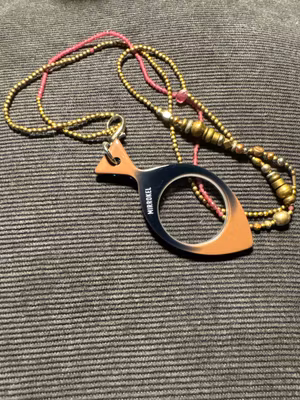 ”Halsband” med  svagt lila glas pärlor och med  brons färgade pärlor  78 cn
