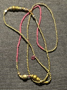 ”Halsband” med  svagt lila glas pärlor och med  brons färgade pärlor  78 cn