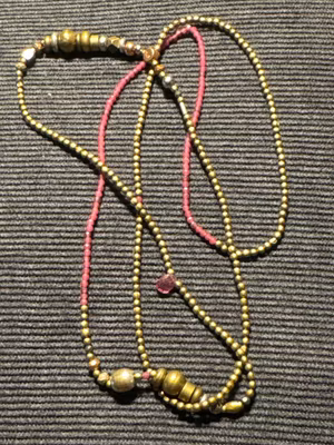 ”Halsband” med  svagt lila glas pärlor och med  brons färgade pärlor  78 cn