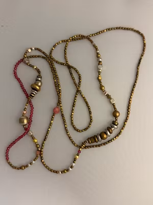 ”Handgjorda halsband” med  svagt lila glas pärlor och  brons färgade pärlor  98cm