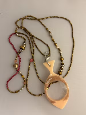 ”Handgjorda halsband” med  svagt lila glas pärlor och  brons färgade pärlor  98cm