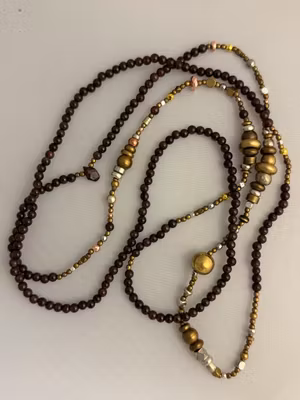 ”Halsband” handgjorda med  brons silver koppar samt bärnstens pärlor.104cm