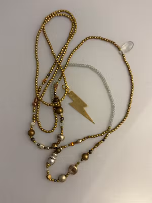 ”Handgjorda halsband” blandade nyanser koppar, brons, silver med fantastiska glittrande grå glaspärlor och  en guld blixt  94 cm