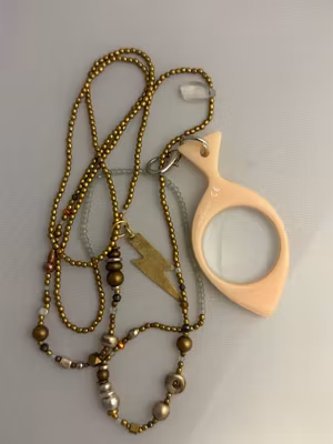 ”Handgjorda halsband” blandade nyanser koppar, brons, silver med fantastiska glittrande grå glaspärlor och  en guld blixt  94 cm