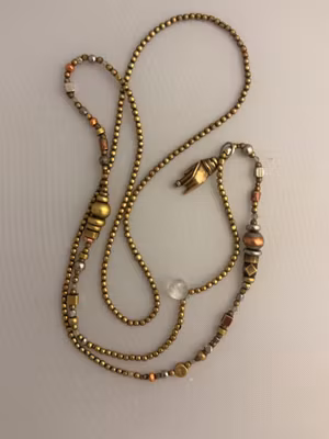 ”Handgjorda halsband” med koppar, silver och brons pärlor med en gyllene hand.  Nickelfri. 72cm