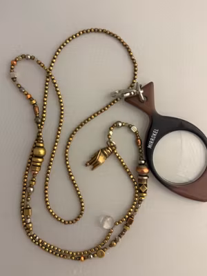 ”Handgjorda halsband” med koppar, silver och brons pärlor med en gyllene hand.  Nickelfri. 72cm