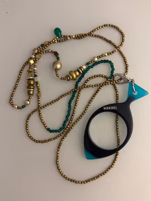 ”Handgjorda halsband” nickelfri. 96 cm. Vackra gnistrande gröna glas pärlor blandat med brons, koppar och silver