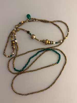 ”Handgjorda halsband” nickelfri. 96 cm. Vackra gnistrande gröna glas pärlor blandat med brons, koppar och silver