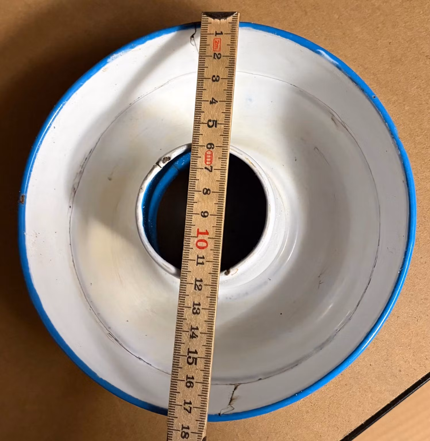 Originalfoto – Randform i emalje – blå/hvid, ca. Ø 17 cm – til dekoration